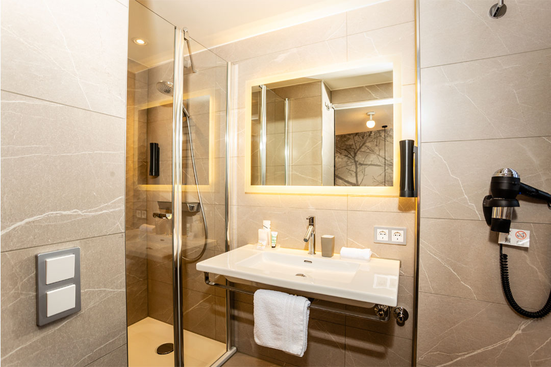 Hotel Böhler Böblingen - Doppelzimmer Bad-Ansicht